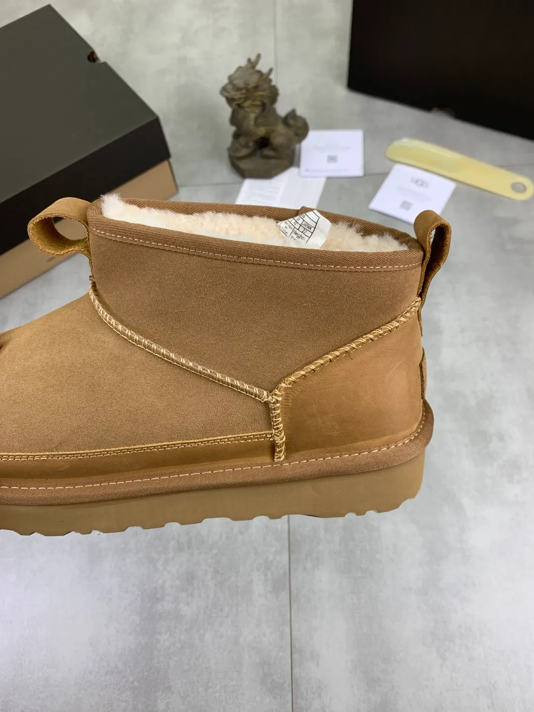 Men's men's shoes 💰P500 New top version UGG 2025 autumn and winter high-top new casual shoes new series Ansley Mules Fashionable and comfortable shallow flat slip-on casual loafers ✨ Classic suede cowhide with 10mm wool lining Insole suede collar Soft and comfortable ❤️ Decorated with UGG classic heat embossed brand logo on the back side Full texture Lightweight rubber sole Anti-slip, wear-resistant and comfortable Color: Black Brown Size: 39-45